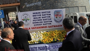 100.yıl anısına halka ücretsiz meyve dağtıldı