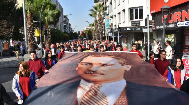 Akhisar'da Cumhuriyet yürüyüşü