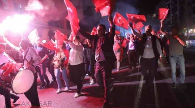 Akhisar'da Cumhuriyet doyasıya kutladı