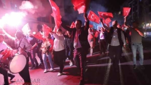 Akhisar'da Cumhuriyet doyasıya kutladı