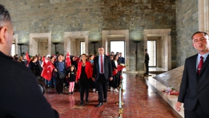 Alaşehir 1500 kadınla Anıtkabire yürüdü