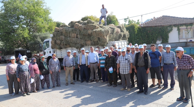 Başkan Öküzcüoğlu,üreticilere tonlarca yoncayı ücretsiz dağıttı