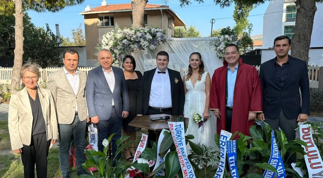 CHP'liler meclis üyesi Muştu'yu mutlu gününde yanlız bırakmadı