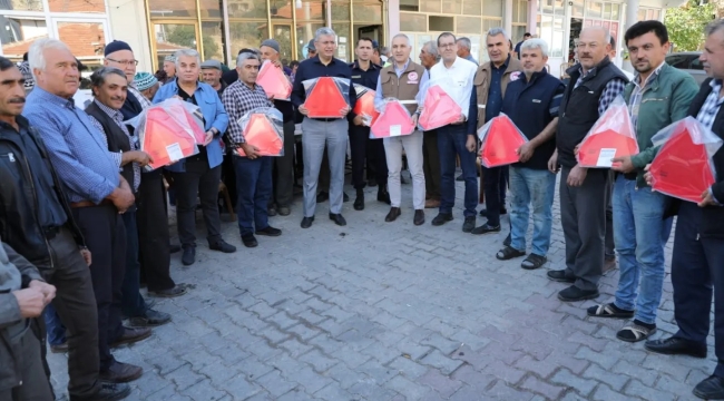 Kazaları azaltmak için traktör sürücülerine reflektör dağıtıldı