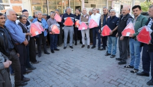 Kazaları azaltmak için traktör sürücülerine reflektör dağıtıldı