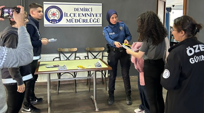 Öğrencilere 'kadına el kalkmaz'broşürü dağıtıldı