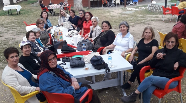 Partiye sokulmayan ilçe kadın kolları toplatısını parkta yaptı