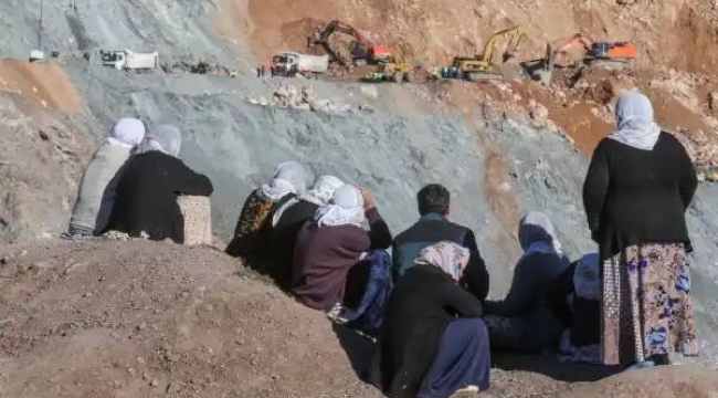 Bakır madeninde göçük:3 işçi öldü,13 işçi göçük altında