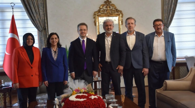 Başkan Hızlı vali Ünlü ve CBÜ rektörü Kibar'ı ziyaret etti