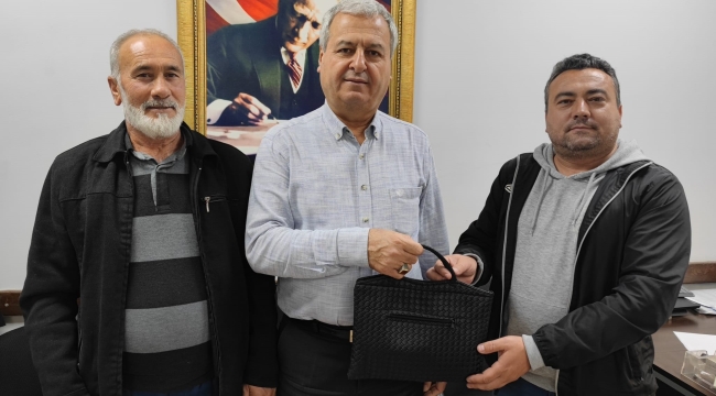 İnsanlık ölmedi:para dolu çantayı zabıtaya teslim etti