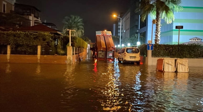 İzmir'de deniz taştı yollar su altında