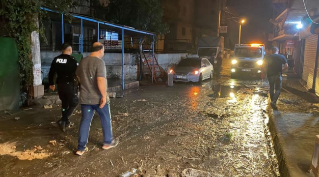 İzmir'de sağanak yağış: Dere taştı, ev ve iş yerlerini su bastı