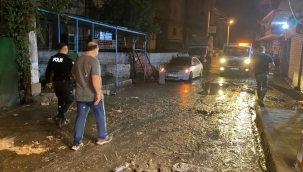 İzmir'de sağanak yağış: Dere taştı, ev ve iş yerlerini su bastı