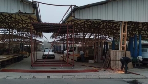 Laleli pazarı çatı kaplama ve ışıklandırması sürüyor 