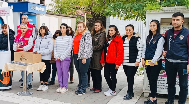 Polis 5 ilçede vatandaşlara kadına el kalkmaz broşürü dağıttı