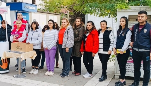 Polis 5 ilçede vatandaşlara kadına el kalkmaz broşürü dağıttı