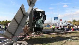 Turist kafilesini taşıyan araç kaza yaptı: onlarca yaralı!