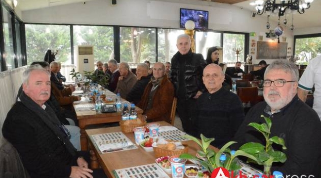 Akhisar'ın eski ünlü futbolcuları, anılarını tazeledi