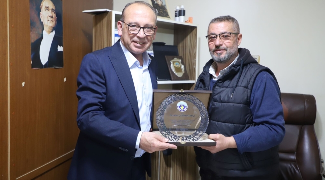 Başkan Akın'dan eski meclis üyelerine plaket