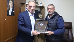 Başkan Akın'dan eski meclis üyelerine plaket