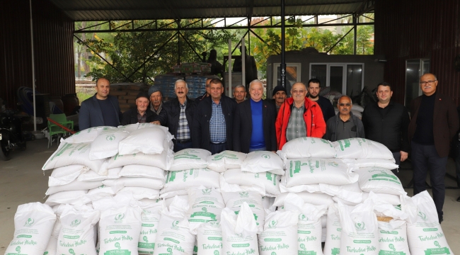 Başkan Bilgin dar gelirli çiftçilere buğday tohumu dağıttı