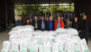Başkan Bilgin dar gelirli çiftçilere buğday tohumu dağıttı