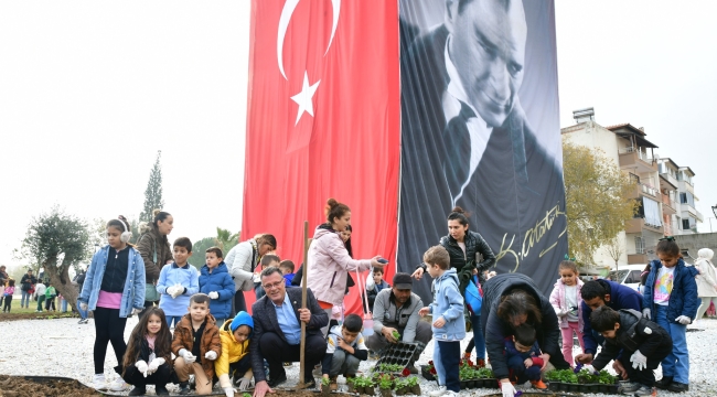 Başkan Öküzcüoğlu anaokulu öğrecileiyle parkta çiçek dikti