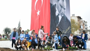 Başkan Öküzcüoğlu anaokulu öğrecileiyle parkta çiçek dikti