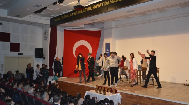 Demirci'de liseliler skeç yarışması renkli görütülere sahne oldu