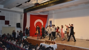 Demirci'de liseliler skeç yarışması renkli görütülere sahne oldu