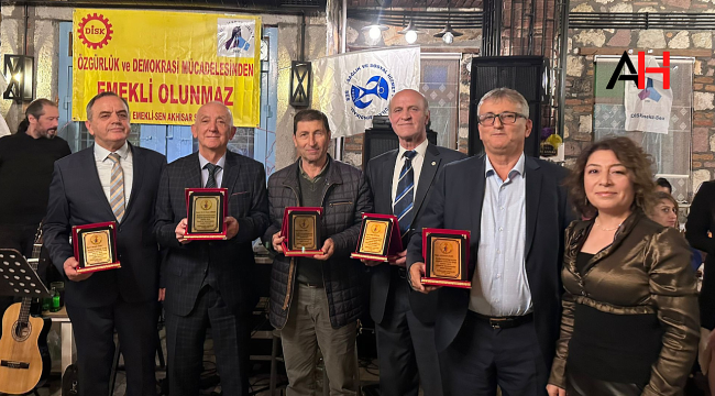 Emekli üyeler plaketle onurlandırdı