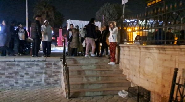 Hatay'da korkutan deprem,halk geceyi sokakta geçirdi
