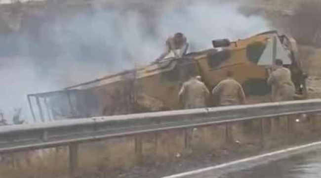 Mardin'de, zırhlı askeri araç şarampole devrildi: 2 yaralı