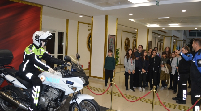 Öğrenciler emniyet müdürlüğünü gezdi