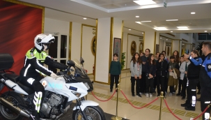 Öğrenciler emniyet müdürlüğünü gezdi