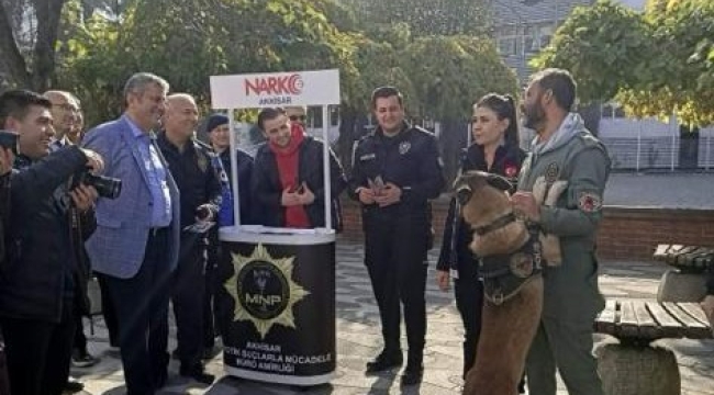 Polis AVM'de narko-rehber standı kurdu