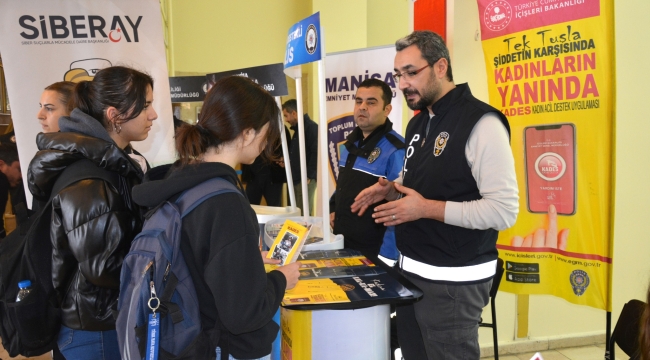 Polis bilgilendirme stantdı açtı