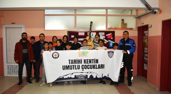 Polisten öğrencilere gitar kursu