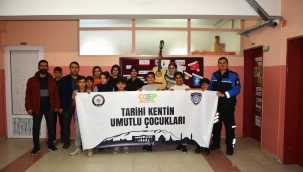 Polisten öğrencilere gitar kursu