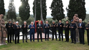 Vali Ünlü Soma'da şehitliği ziyaret etti