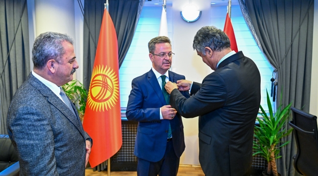 Vali Ünlü'ye "TÜRKSOY 30. Yıl" madalyası