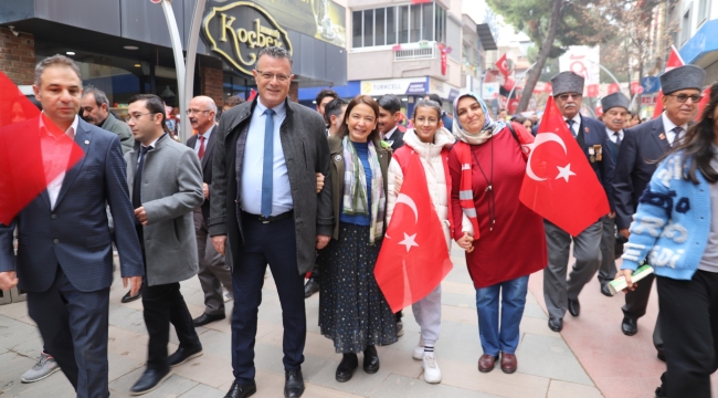 Yazar-okur buluşması etkinliğine başkan ve eşide katıldı
