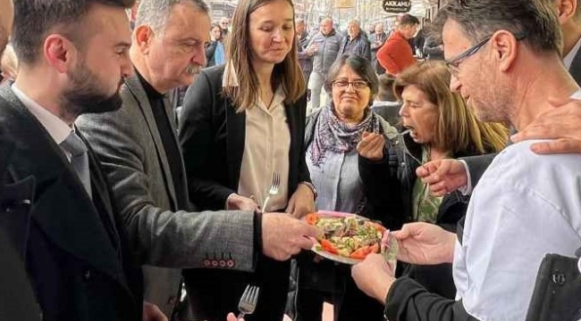 AKP'li adaydan CHP'li adaylara tatlı ikramı