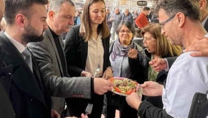 AKP'li adaydan CHP'li adaylara tatlı ikramı