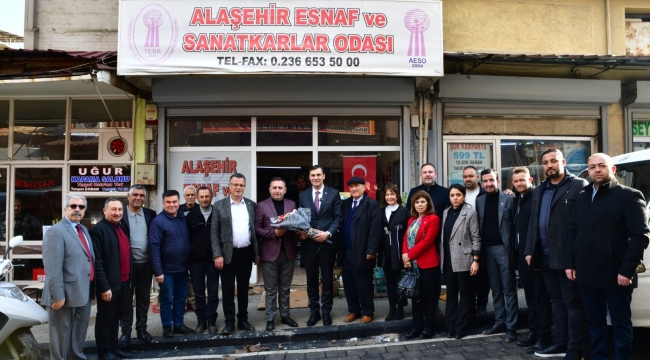 Alaşehir'de CHP adayı Zeyrek'e sevgi seli