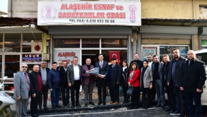Alaşehir'de CHP adayı Zeyrek'e sevgi seli