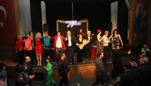 'Angara gazinosu müzikli kabare'oynu Turgutlu'da sahnelendi 