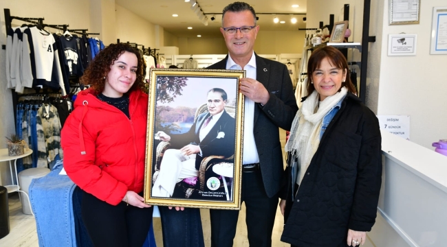 Başkan Öküzcüoğlu esnaf ziyaretinde Atatürk fotoğrafı dağıttı