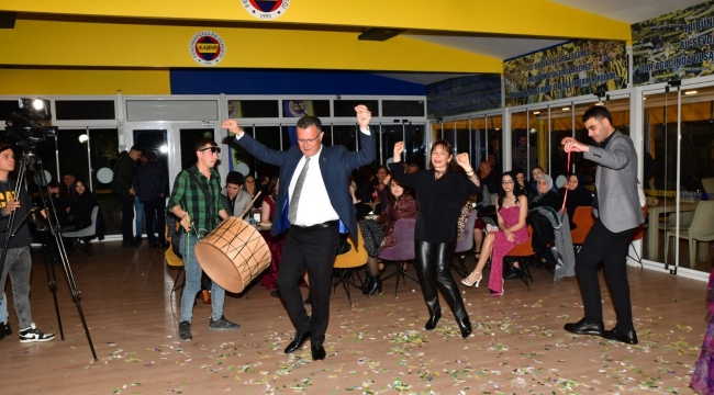 Başkan Öküzcüoğlu katıldığı düğünde eşiyle zeybek oynadı