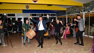 Başkan Öküzcüoğlu katıldığı düğünde eşiyle zeybek oynadı